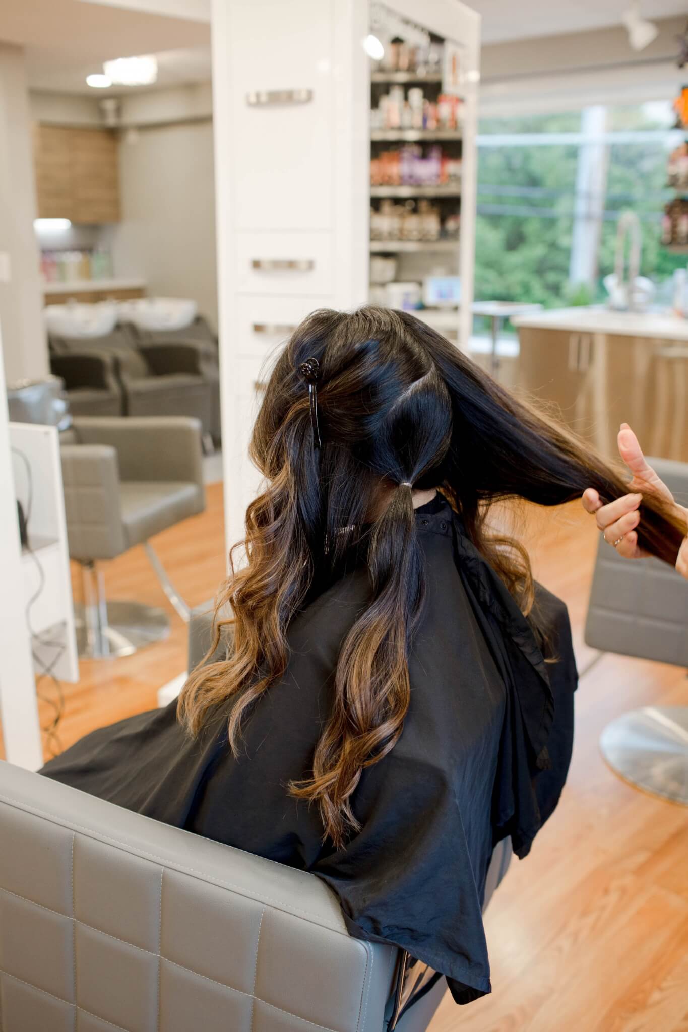 holiday hair look, holiday hairstyle, holiday lookbook, how to style hair for the holidays, holiday hair inspiration, hairstyle inspiration, hair glam look, messy bun look, messy bun, how to style messy bun, side pony, side pony hairstyle, how to do a side pony, side ponytail, how to curl hair, curly hair inspiration, how to curl hair, balayage hair inspiration, long hair styling inspiration