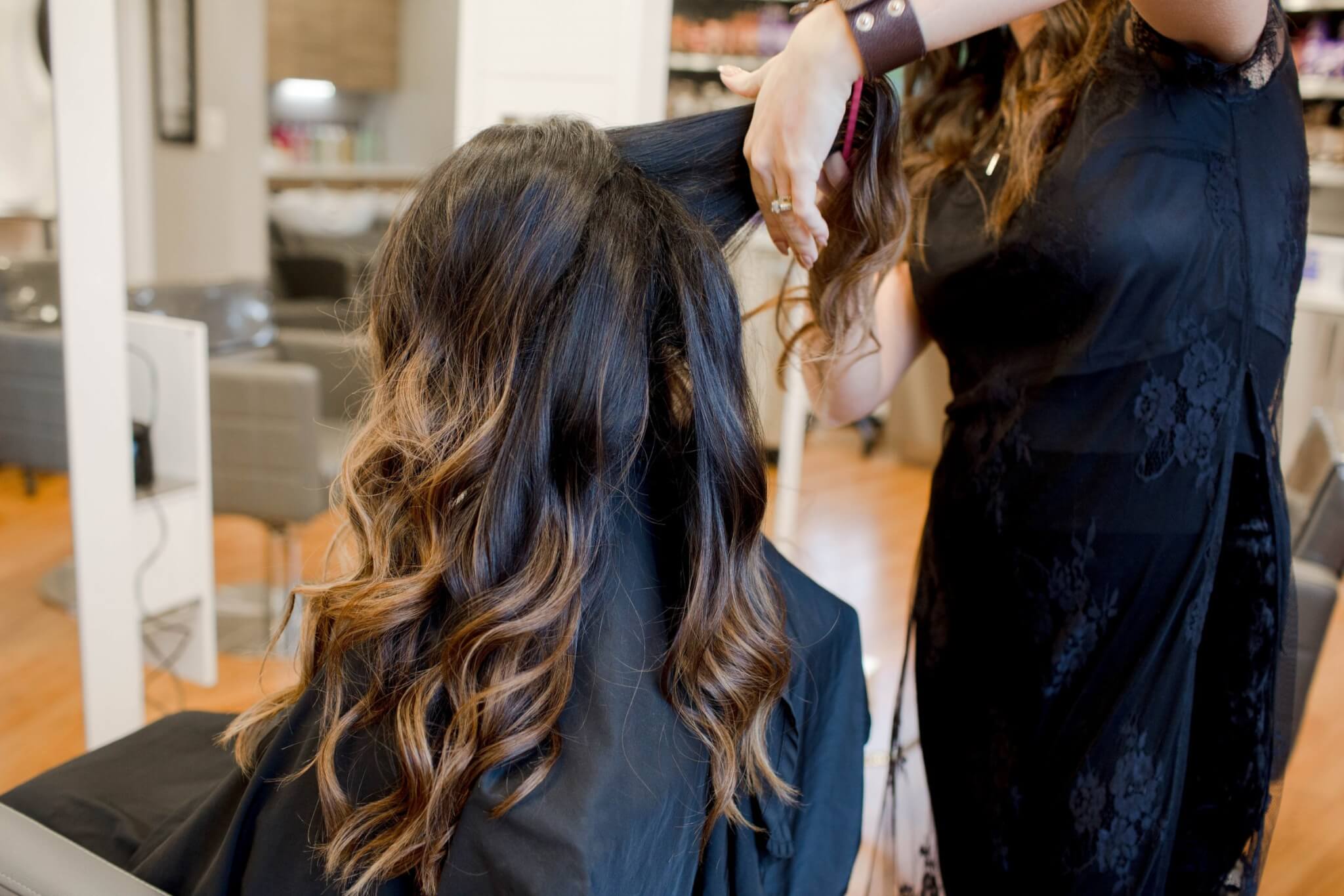 holiday hair look, holiday hairstyle, holiday lookbook, how to style hair for the holidays, holiday hair inspiration, hairstyle inspiration, hair glam look, messy bun look, messy bun, how to style messy bun, side pony, side pony hairstyle, how to do a side pony, side ponytail, how to curl hair, curly hair inspiration, how to curl hair, balayage hair inspiration, long hair styling inspiration