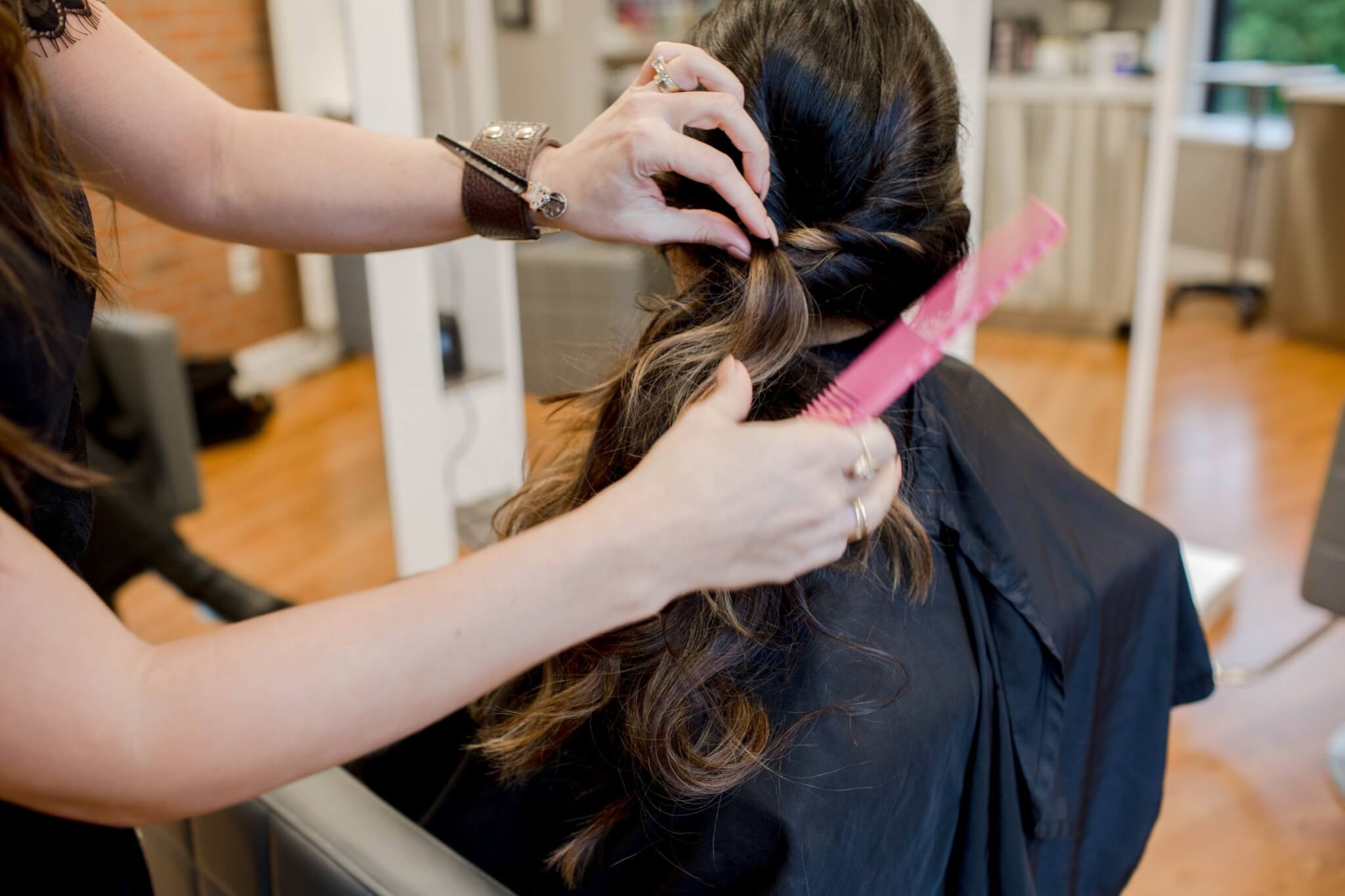 holiday hair look, holiday hairstyle, holiday lookbook, how to style hair for the holidays, holiday hair inspiration, hairstyle inspiration, hair glam look, messy bun look, messy bun, how to style messy bun, side pony, side pony hairstyle, how to do a side pony, side ponytail, how to curl hair, curly hair inspiration, how to curl hair, balayage hair inspiration, long hair styling inspiration