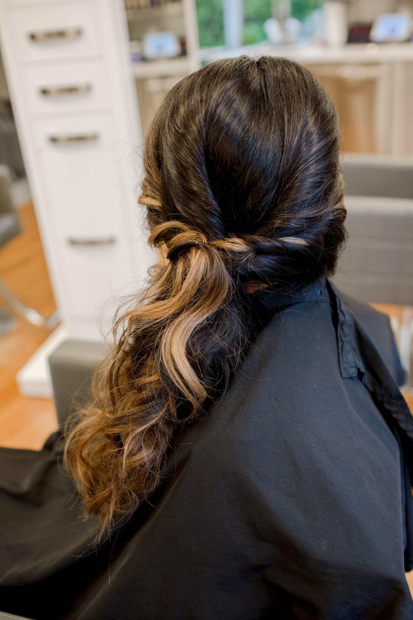 holiday hair look, holiday hairstyle, holiday lookbook, how to style hair for the holidays, holiday hair inspiration, hairstyle inspiration, hair glam look, messy bun look, messy bun, how to style messy bun, side pony, side pony hairstyle, how to do a side pony, side ponytail, how to curl hair, curly hair inspiration, how to curl hair, balayage hair inspiration, long hair styling inspiration