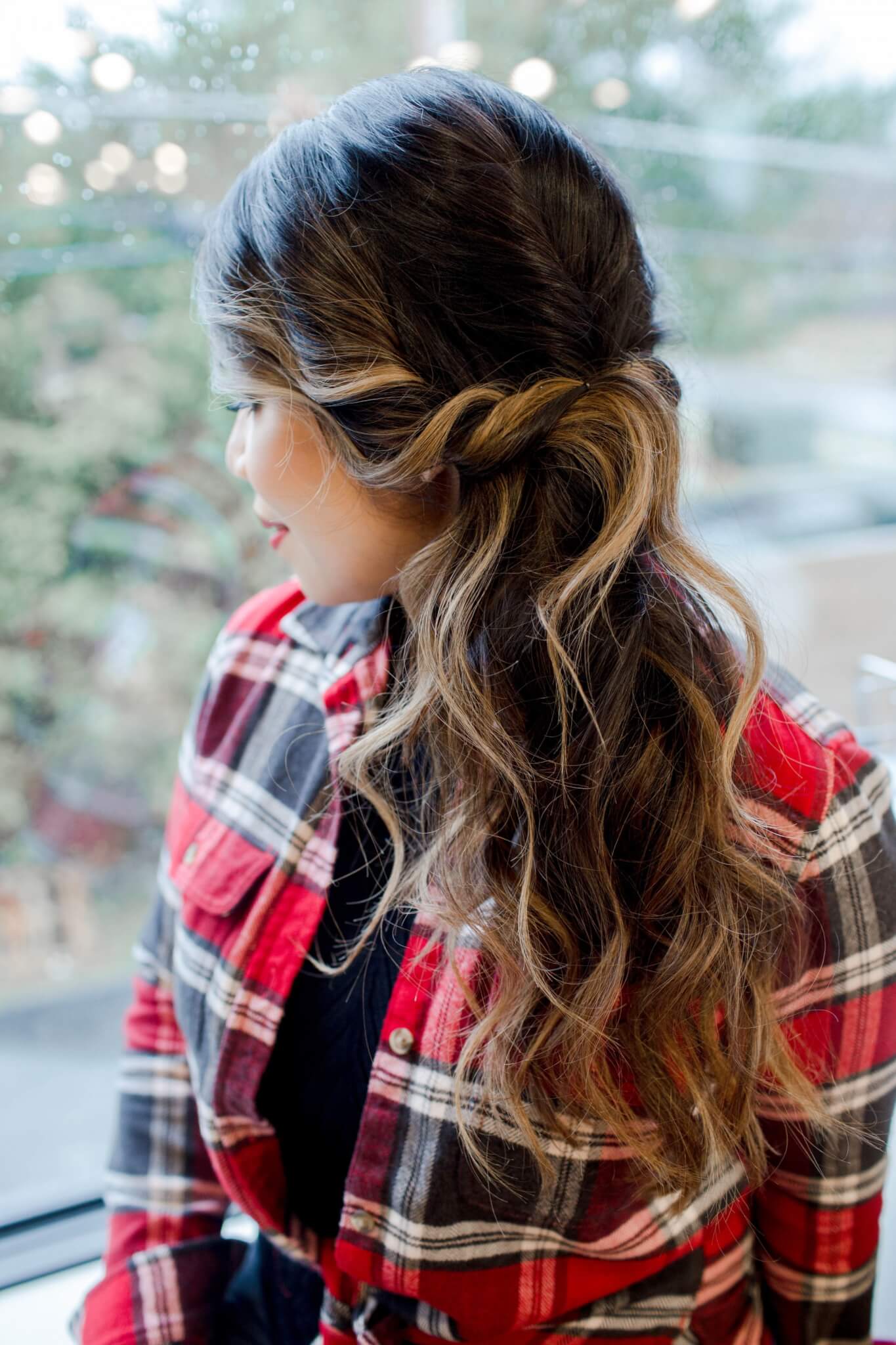 holiday hair look, holiday hairstyle, holiday lookbook, how to style hair for the holidays, holiday hair inspiration, hairstyle inspiration, hair glam look, messy bun look, messy bun, how to style messy bun, side pony, side pony hairstyle, how to do a side pony, side ponytail, how to curl hair, curly hair inspiration, how to curl hair, balayage hair inspiration, long hair styling inspiration