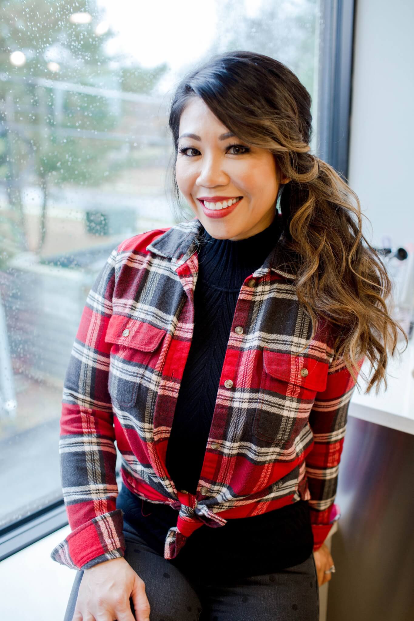 holiday hair look, holiday hairstyle, holiday lookbook, how to style hair for the holidays, holiday hair inspiration, hairstyle inspiration, hair glam look, messy bun look, messy bun, how to style messy bun, side pony, side pony hairstyle, how to do a side pony, side ponytail, how to curl hair, curly hair inspiration, how to curl hair, balayage hair inspiration, long hair styling inspiration
