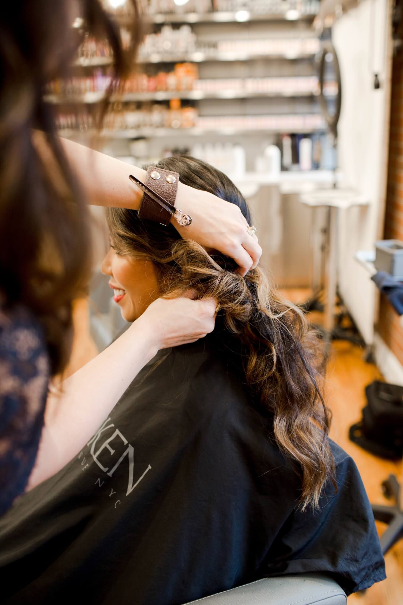 holiday hair look, holiday hairstyle, holiday lookbook, how to style hair for the holidays, holiday hair inspiration, hairstyle inspiration, hair glam look, messy bun look, messy bun, how to style messy bun, side pony, side pony hairstyle, how to do a side pony, side ponytail, how to curl hair, curly hair inspiration, how to curl hair, balayage hair inspiration, long hair styling inspiration