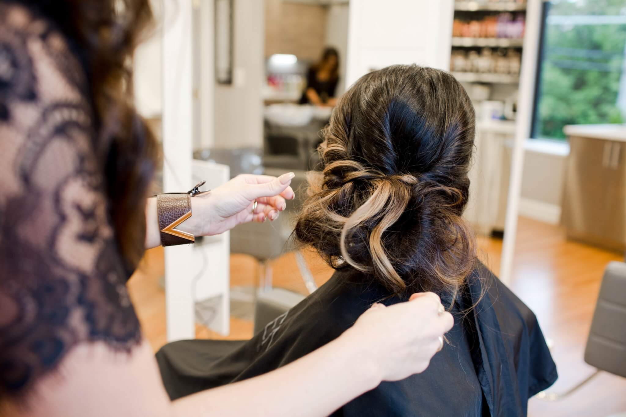 holiday hair look, holiday hairstyle, holiday lookbook, how to style hair for the holidays, holiday hair inspiration, hairstyle inspiration, hair glam look, messy bun look, messy bun, how to style messy bun, side pony, side pony hairstyle, how to do a side pony, side ponytail, how to curl hair, curly hair inspiration, how to curl hair, balayage hair inspiration, long hair styling inspiration