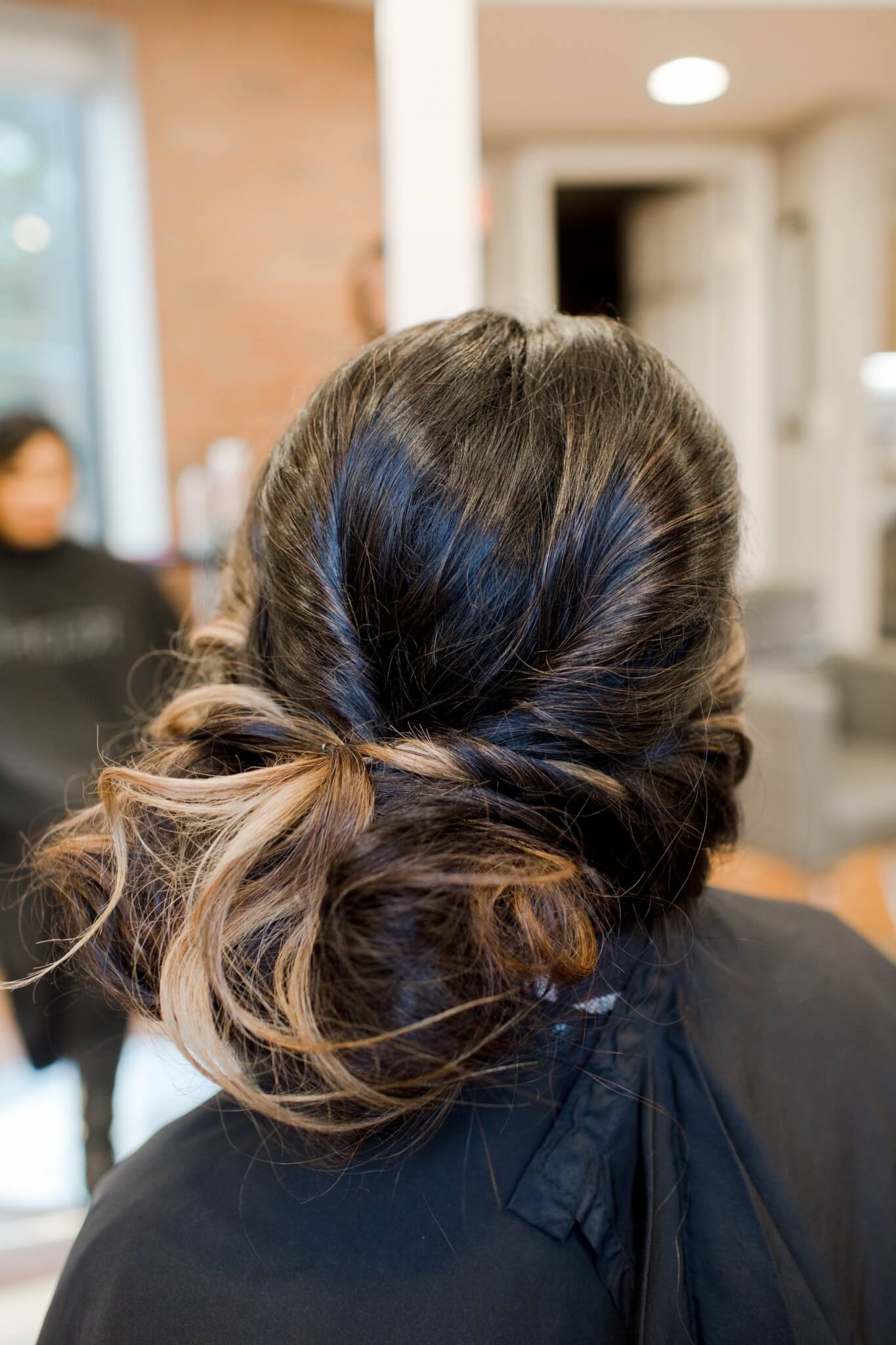holiday hair look, holiday hairstyle, holiday lookbook, how to style hair for the holidays, holiday hair inspiration, hairstyle inspiration, hair glam look, messy bun look, messy bun, how to style messy bun, side pony, side pony hairstyle, how to do a side pony, side ponytail, how to curl hair, curly hair inspiration, how to curl hair, balayage hair inspiration, long hair styling inspiration